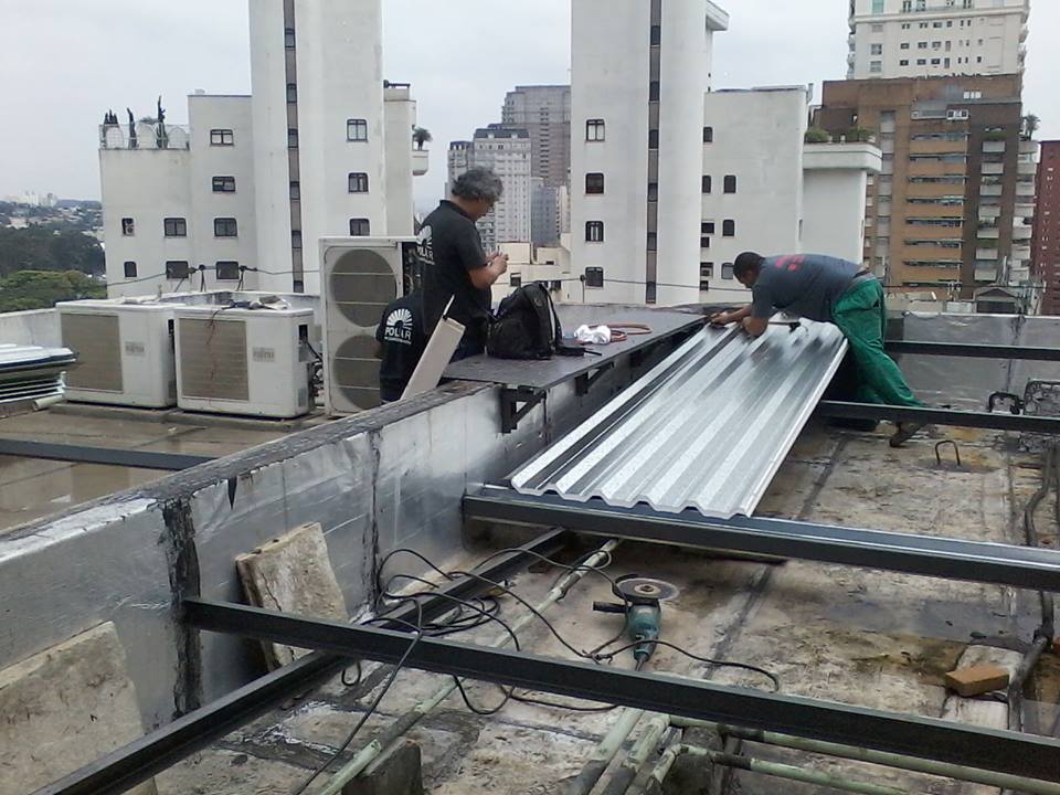 Cobertura com telhas termoacústica, calhas e rufos em chapa galvalume e assoalho do ar condicionado.