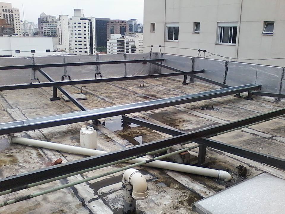 Cobertura com telhas termoacústica, calhas e rufos em chapa galvalume e assoalho do ar condicionado.