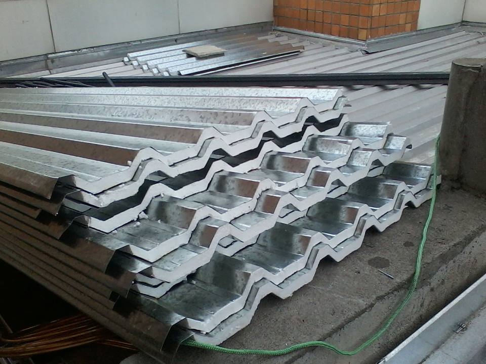 Cobertura com telhas termoacústica, calhas e rufos em chapa galvalume e assoalho do ar condicionado.