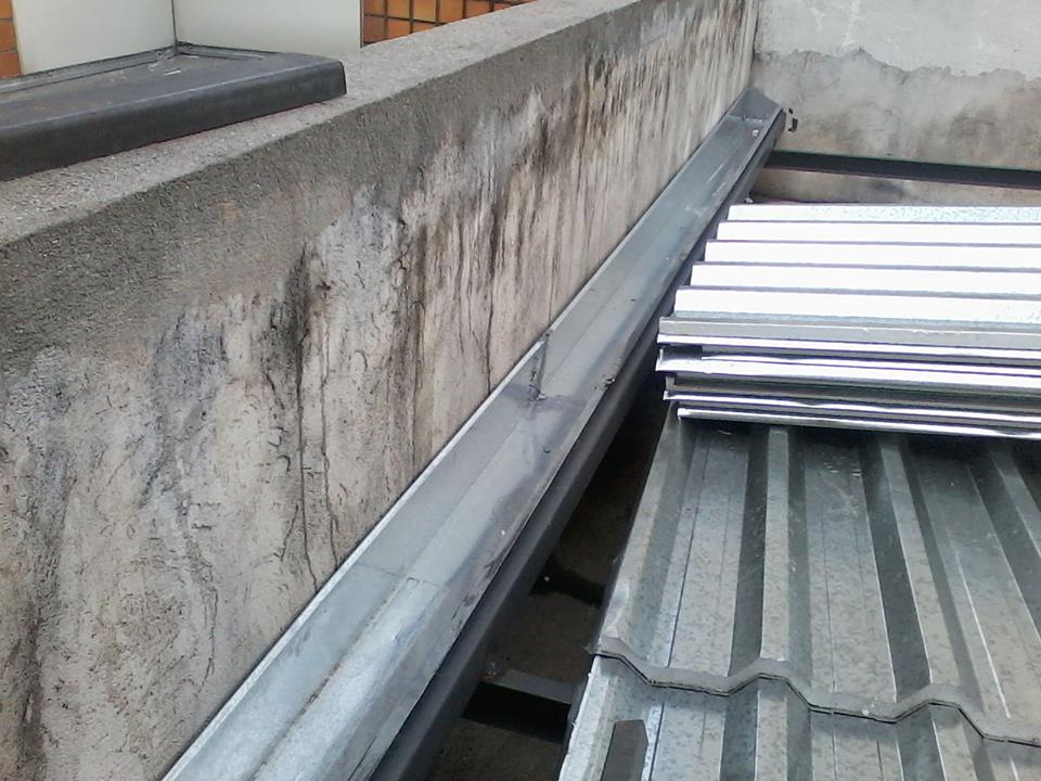 Cobertura com telhas termoacústica, calhas e rufos em chapa galvalume e assoalho do ar condicionado.