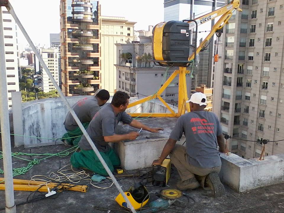 Cobertura com telhas termoacústica, calhas e rufos em chapa galvalume e assoalho do ar condicionado.
