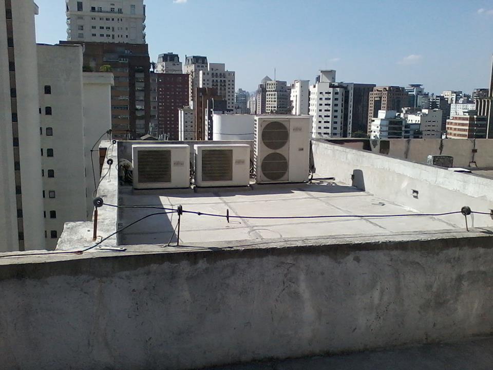 Cobertura com telhas termoacústica, calhas e rufos em chapa galvalume e assoalho do ar condicionado.