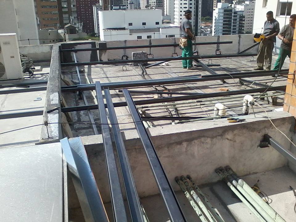 Cobertura com telhas termoacústica, calhas e rufos em chapa galvalume e assoalho do ar condicionado.