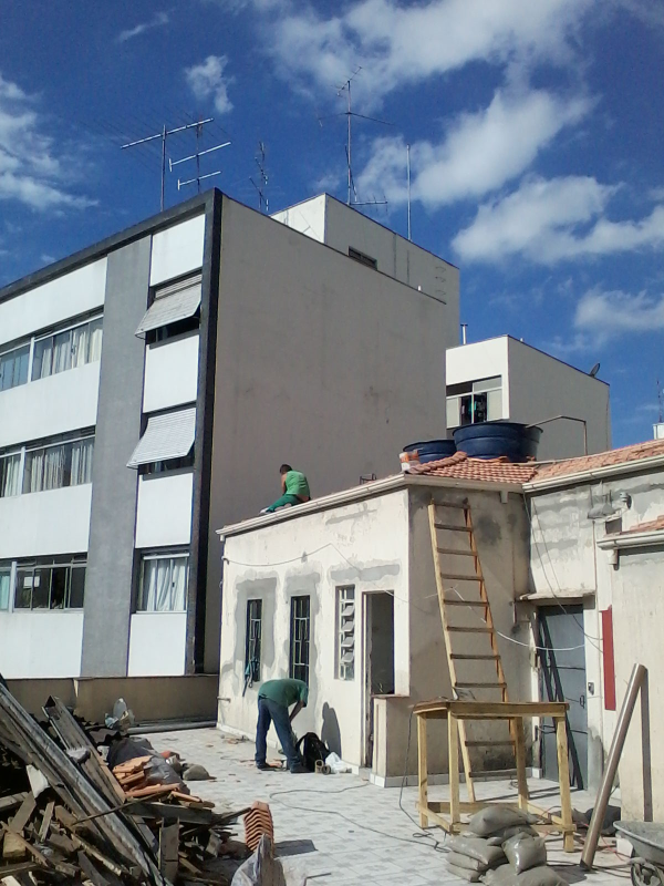 Reforma de telhado, instalação de telhas de barro francesa impermeabilizadas